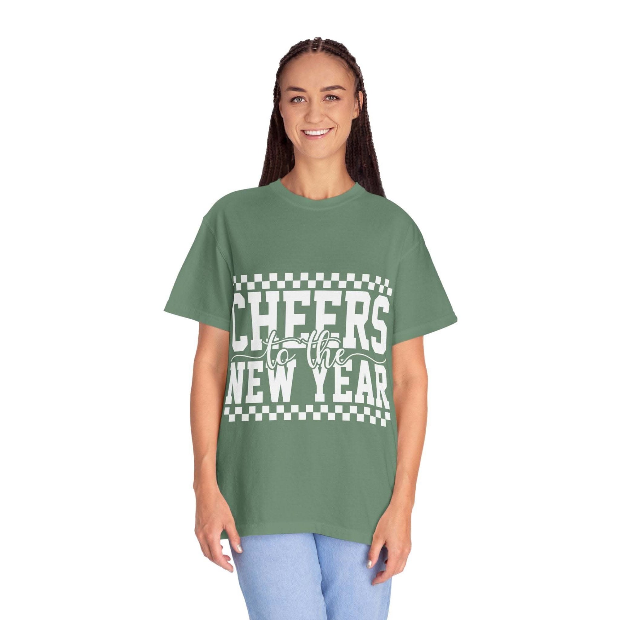 Cheers for the New Year T-Shirt with vintage garment-dyed look and relaxed fit for comfortable New Year's Eve celebrations