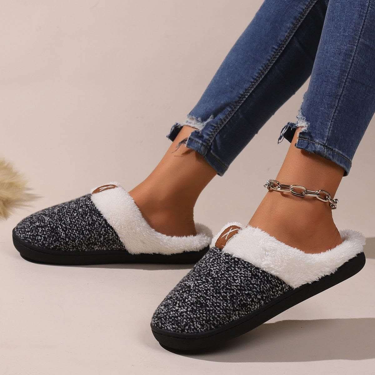 Winter plush slippers with cartoon pattern, anti-slip and warm, in burgundy color