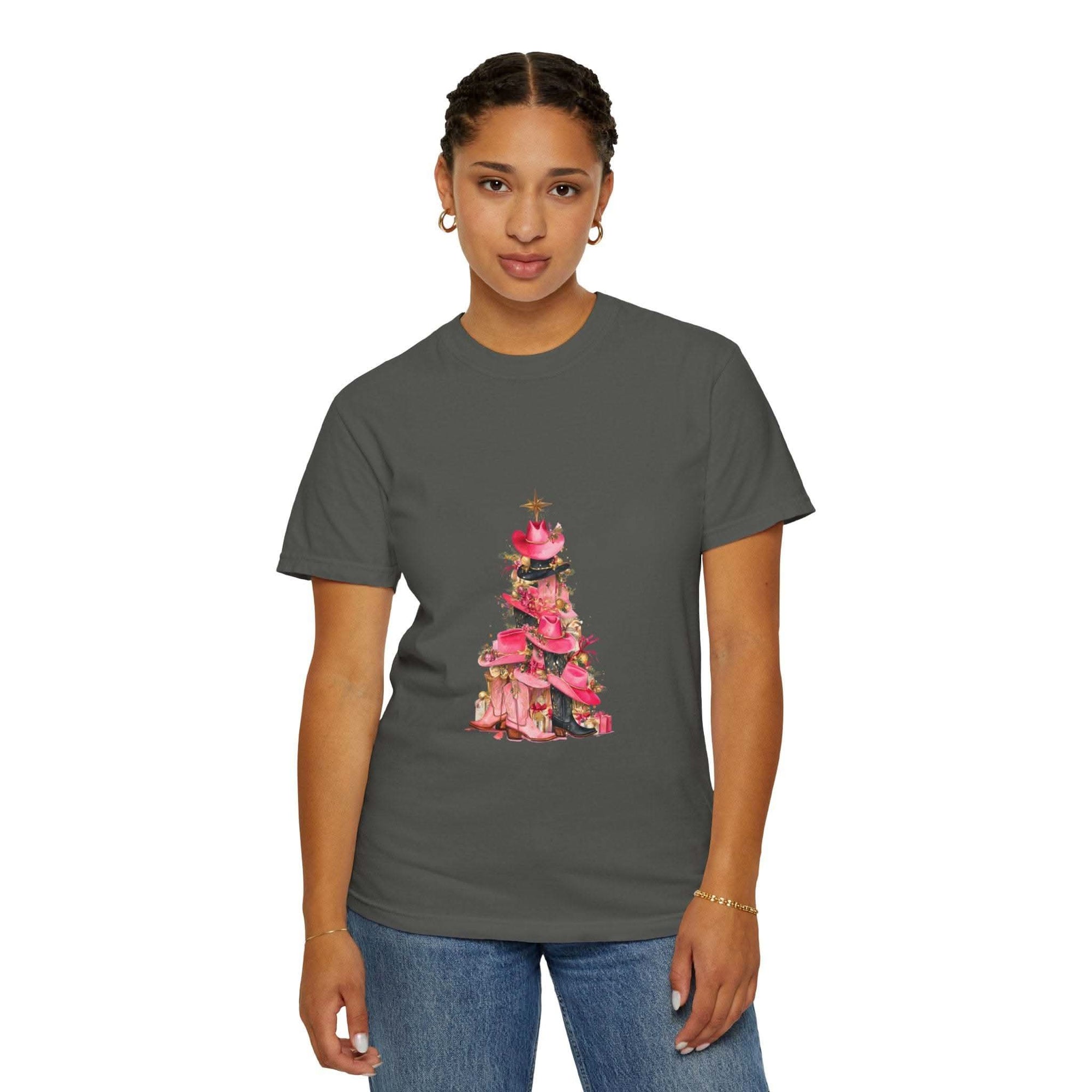 Pepper-colored cotton t-shirt featuring a festive cowgirl Christmas tree design by Printify