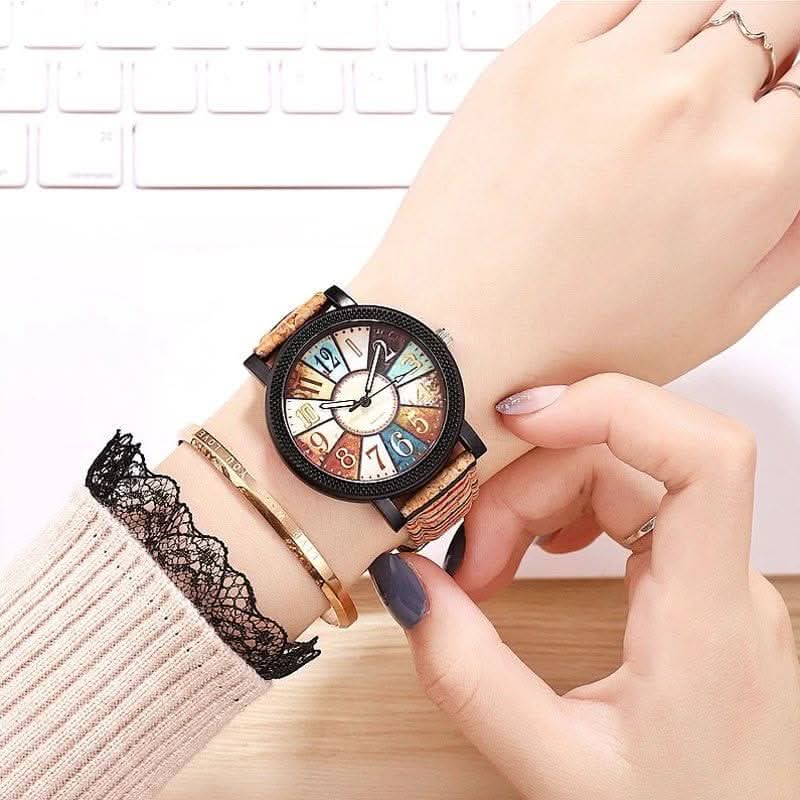 Chic vintage leather quartz watch with round dial and leather strap