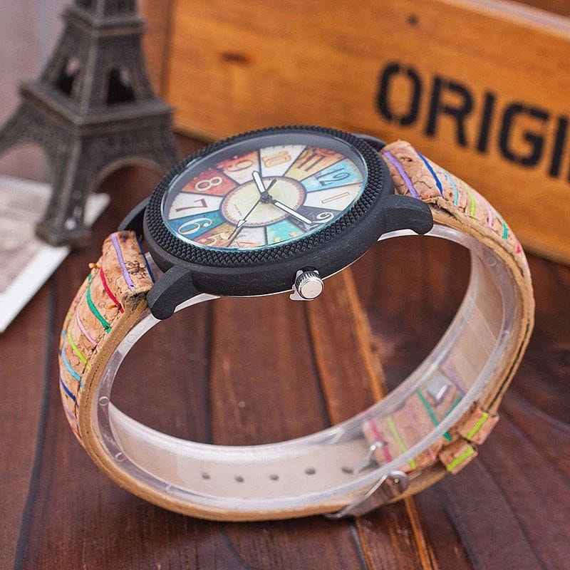 Chic vintage leather quartz watch with round dial and leather strap