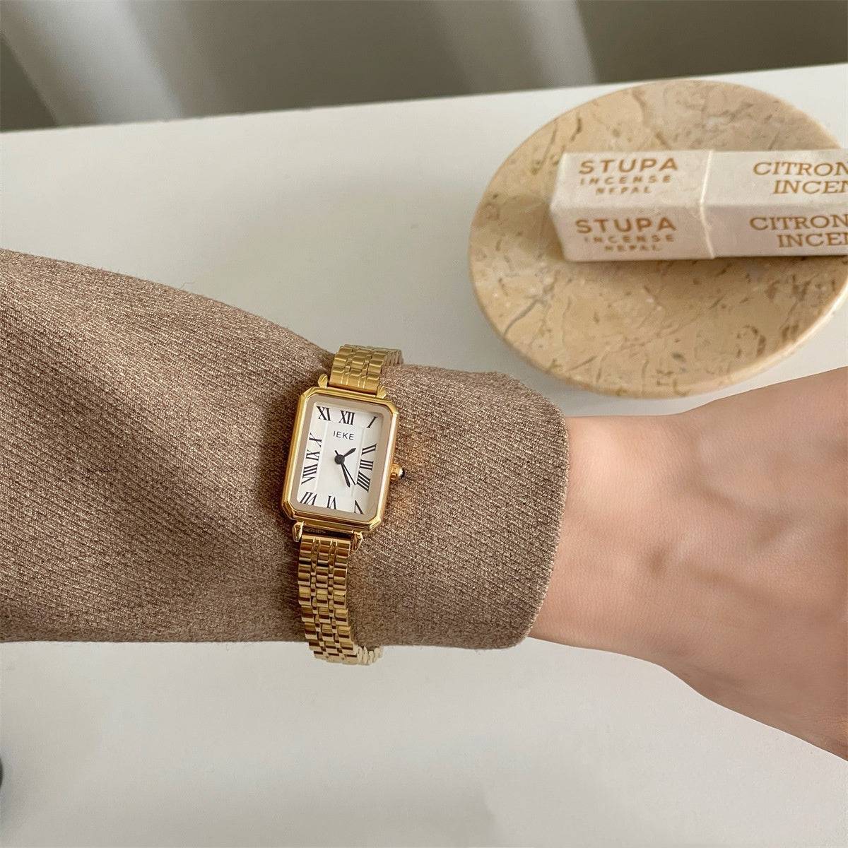 Steel Belt Retro small dial women's quartz watch with retro steel belt design