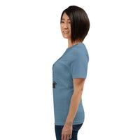 Real Queen T-Shirt - Bold Royal Graphic Tee for Feminine Empowerment