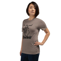 Real Queen T-Shirt - Bold Royal Graphic Tee for Feminine Empowerment
